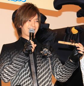 哀川翔の育てたカブトムシに興味津々のDAIGO