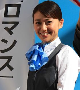 大島優子がロマンスカーのアテンダントの制服姿で登場！