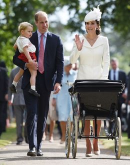ハイヒール姿で乳母車を押して登場したキャサリン妃