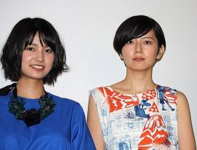 『海のふた』主演の菊池亜希子(右)と、三根梓が舞台挨拶に出席