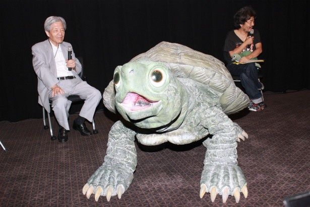 【写真を見る】田原総一朗から「何か芸しないの？」と無茶ぶりされたカメのラブちゃん