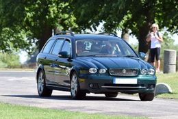 颯爽とジャガーを運転するエリザベス女王