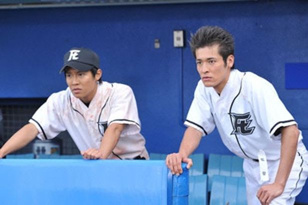 ベンチから試合を見守る御子柴(小出恵介)と川藤