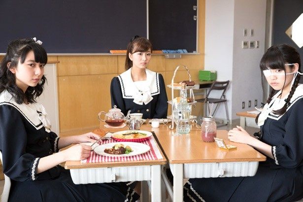 お昼にひとりだけ不気味な色のジュース(？)を飲むレイコ
