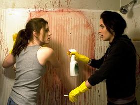 ローズとノラの崖っぷち姉妹が、人生の再起を賭けて清掃業に挑戦