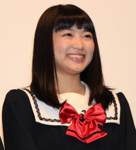 柏木ひなた、ヘドバンで頭を膝にぶつけるハプニング！