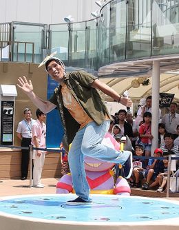 声優としてアフレコに初挑戦した柔道銀メダリストの篠原信一がお茶目にポーズ！