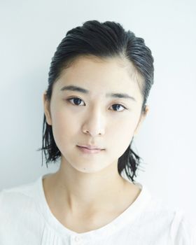 現在放映中のカルピスのCMが話題の黒島結菜。少女らしいあどけなさと、クールさを持ち合わせる18歳