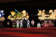 ねぶた祭り前夜祭セレモニーに登場した鹿内市長とベイダー卿、ストームトルーパー、R2‐D2