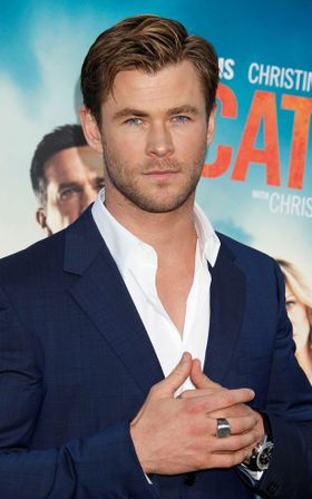 下着シーンでパンツ姿をたくましく見せるために人工ペニスを装着したことを認めているクリス・ヘムズワース