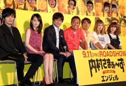 映画「内村さまぁ～ず THE MOVIE エンジェル」完成披露舞台あいさつに出席した(左から)久保田悠来、藤原令子、内村光良、三村マサカズ、大竹一樹、吉村由美、大貫亜美