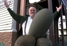 ペニスの展示をかけて、おじいちゃんたちの白熱バトルが繰り広げられる！