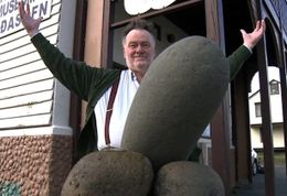 ペニスの展示をかけて、おじいちゃんたちの白熱バトルが繰り広げられる！