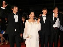 左から：チン・グ、キム・ヘジャ、ウォンビン、ポン・ジュノ監督