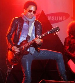 ライブ中にレザーパンツが裂けて股間が露出してしまったレニー・クラヴィッツ