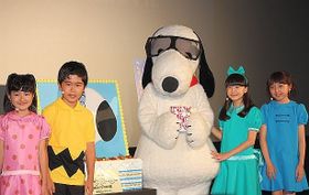 サリー役の小林星蘭、チャーリー・ブラウン役の鈴木福、“赤毛の女の子”役の芦田愛菜、ルーシー役の谷花音が登壇(左から)