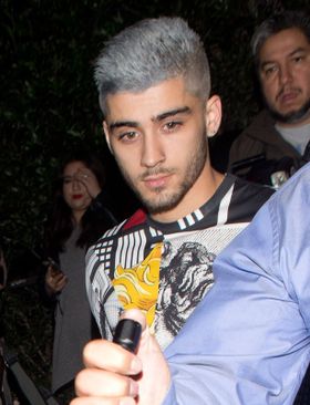 突然、髪色を白くしたゼイン・マリク