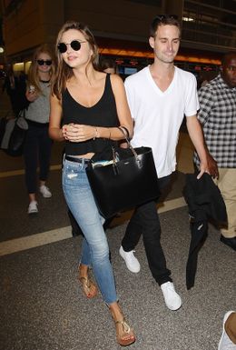 新恋人の大富豪エヴァン・スピーゲルと空港に現れたミランダ・カー