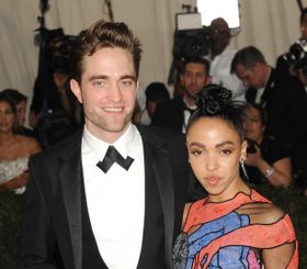 結婚を延期したというロバート・パティンソンとFKAツイッグス