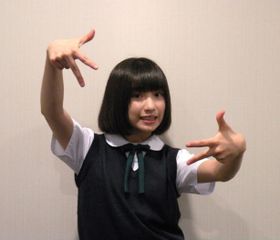 吉田凜音が劇中同様にラッパーポーズ！