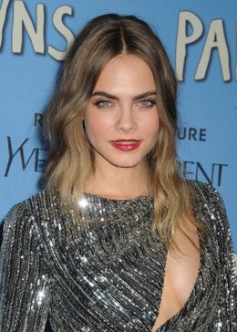 モデル業から引退することを宣言したカーラ・デルヴィーニュ