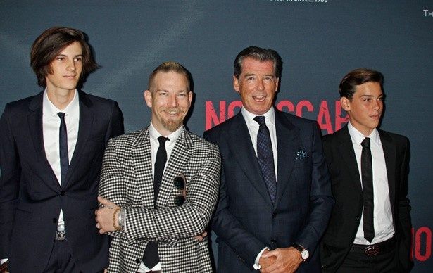 元ボンド俳優のピアース・ブロスナンがイケメン息子たちを引き連れ登場
