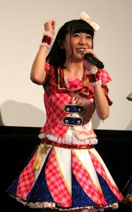 主人公、大空あかりの歌を担当するAIKATSU☆STARSのるか