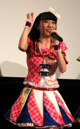 主人公、大空あかりの歌を担当するAIKATSU☆STARSのるか