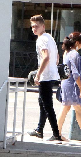 UWheelsを抱えて歩くベッカム家長男のブルックリン・ベッカム