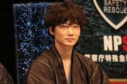 はだけた浴衣からのぞく綾野剛の肌に観客もドキドキ！