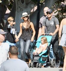 ディズニーランドを訪れたベッカム一家 