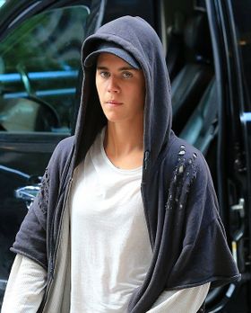 バーでプレイボーイ誌のモデルといちゃいちゃしていたジャスティン・ビーバー