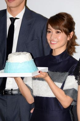 富士山をイメージしたスタッフお手製のケーキを手にする大島優子