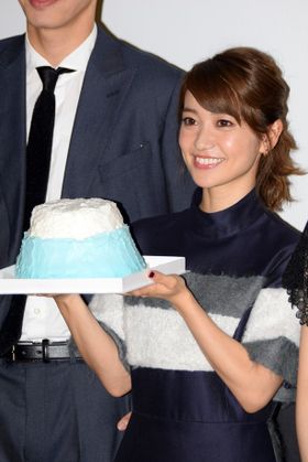 富士山をイメージしたスタッフお手製のケーキを手にする大島優子