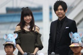 雨の中イベントに登壇した梶裕貴と神田沙也加