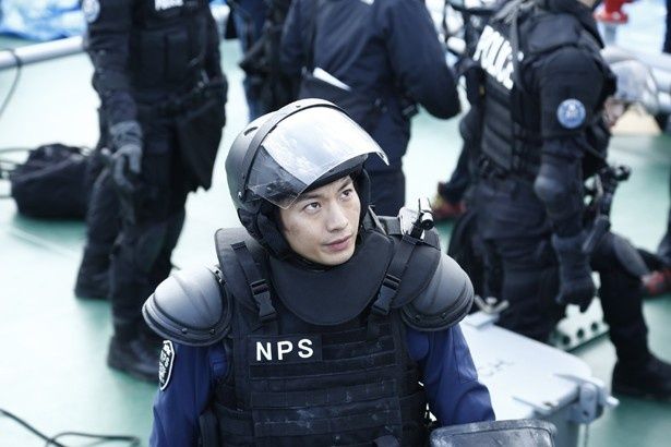 向井理は警視庁特殊急襲捜査班(通称：NPS)の神御蔵一號役でアクションを披露