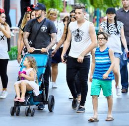 ディズニーランドを満喫したベッカム家