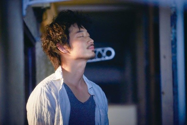 【写真を見る】自然体な綾野剛の表情に注目！