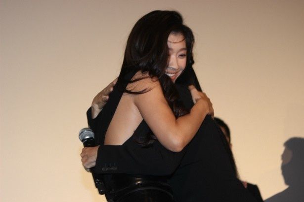 ハグし合う篠原涼子と佐藤監督
