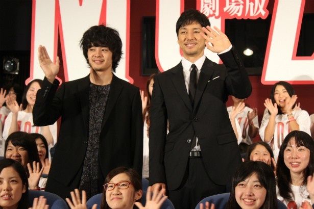 笑顔で手を振る2人