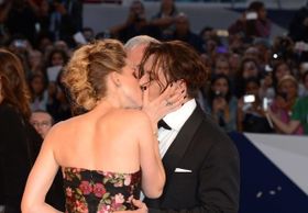 濃厚キスをしたジョニー・デップとアンバー・ハード