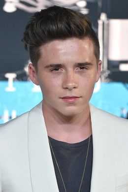 謎の美少女とパリでデートしているところをパパラッチされたブルックリン・ベッカム