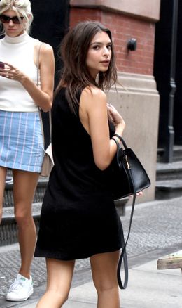 胸元を腕でガードしながら歩くエミリー・ラタコウスキー