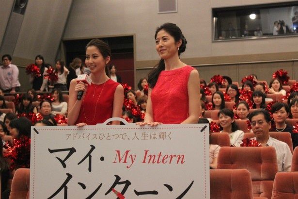 「マイ・インターン」の本場の発音を観客に伝授する河北麻友子