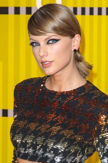 テイラー・スウィフトのお尻を触ったとしてラジオDJが失業？