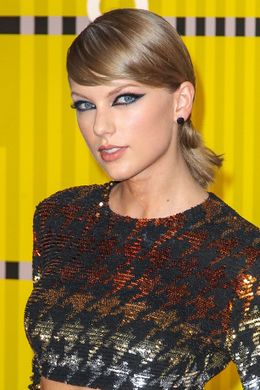 テイラー・スウィフトのお尻を触ったとしてラジオDJが失業？