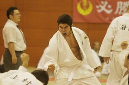 『俺物語!!』で肉体改造をした鈴木亮平。大胸筋＆腹直筋がチラ見え！