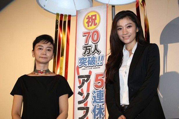 篠原と佐藤監督でヒット御礼のくす玉を割り、ニッコリ