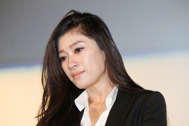 【写真を見る】目を潤ませた篠原涼子。アンニュイな表情が色っぽい！