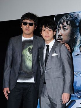 ガッチリと肩を組む、妻夫木聡とハ・ジョンウ